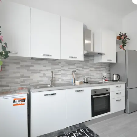 George House 1 Km Station La Spezia