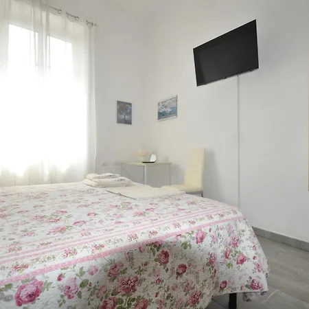 George House 1 Km Station Apartment *