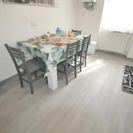 George House 1 Km Station Apartment