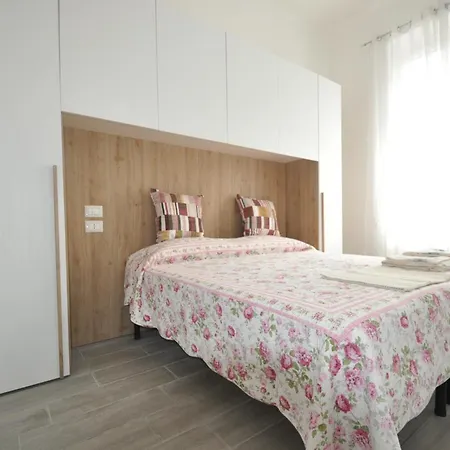 George House 1 Km Station Apartment